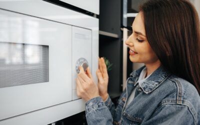 Forno a microonde: funzionalità, pro e contro di un elettrodomestico versatile