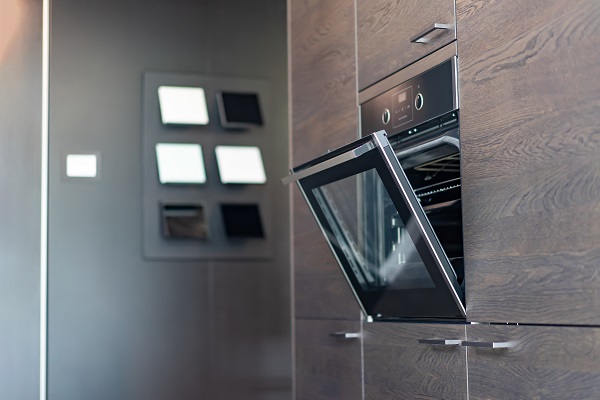Cucina con elettrodomestici ad incasso.
